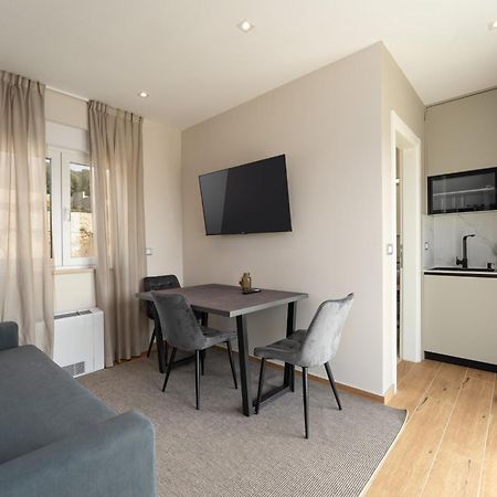 Larum Apartmens Vrsar Buitenkant foto