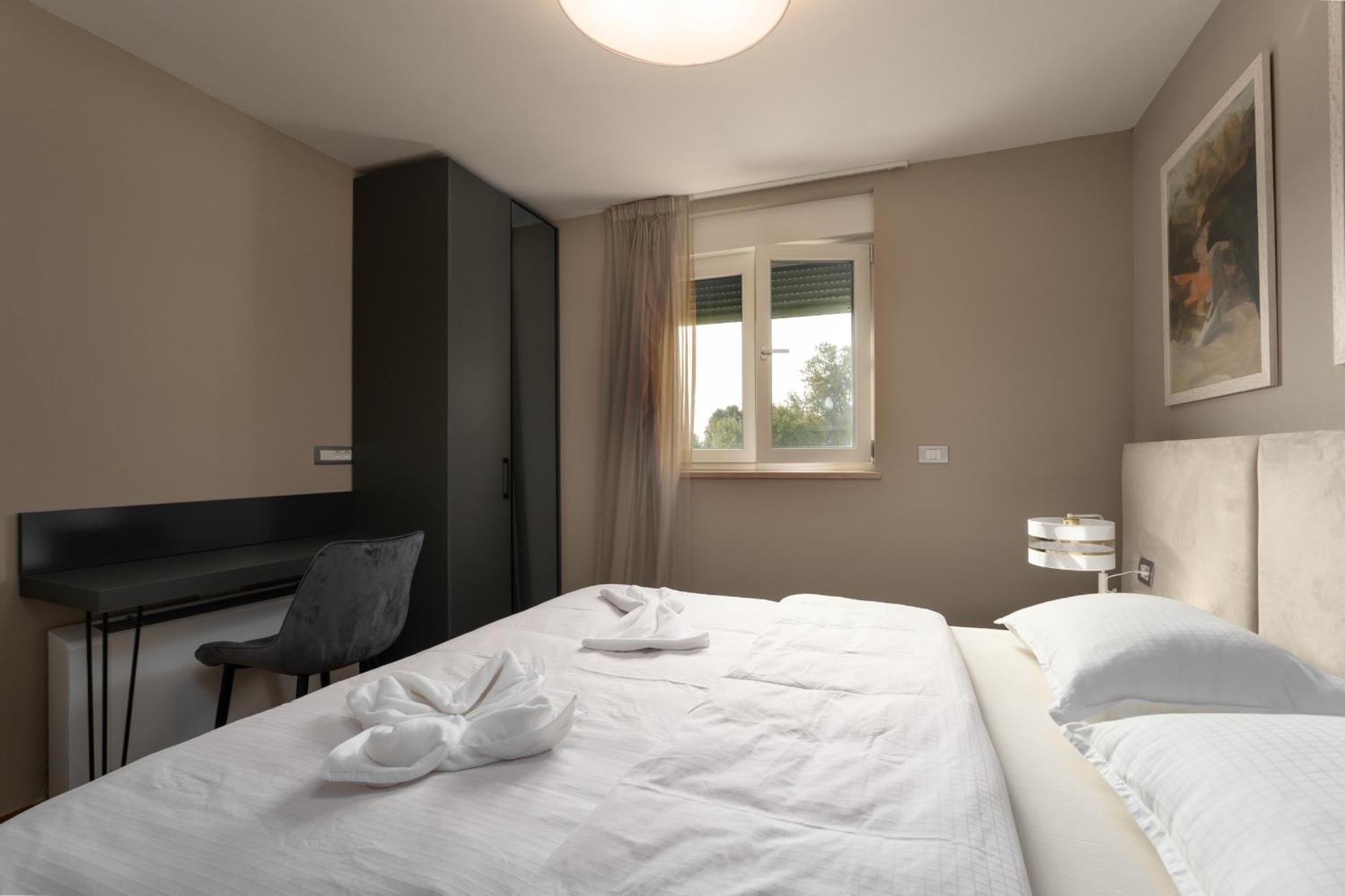 Larum Apartmens Vrsar Buitenkant foto