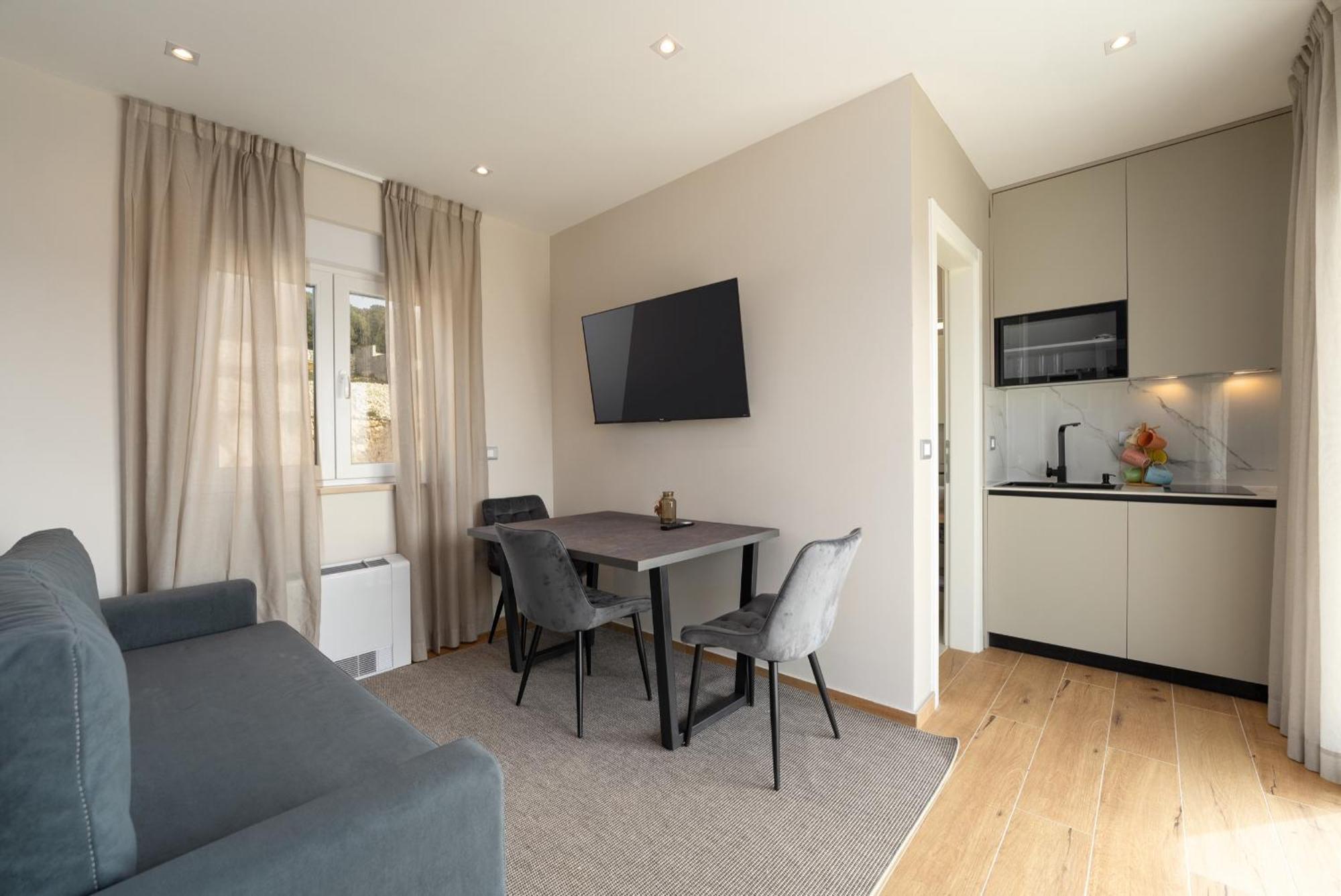 Larum Apartmens Vrsar Buitenkant foto