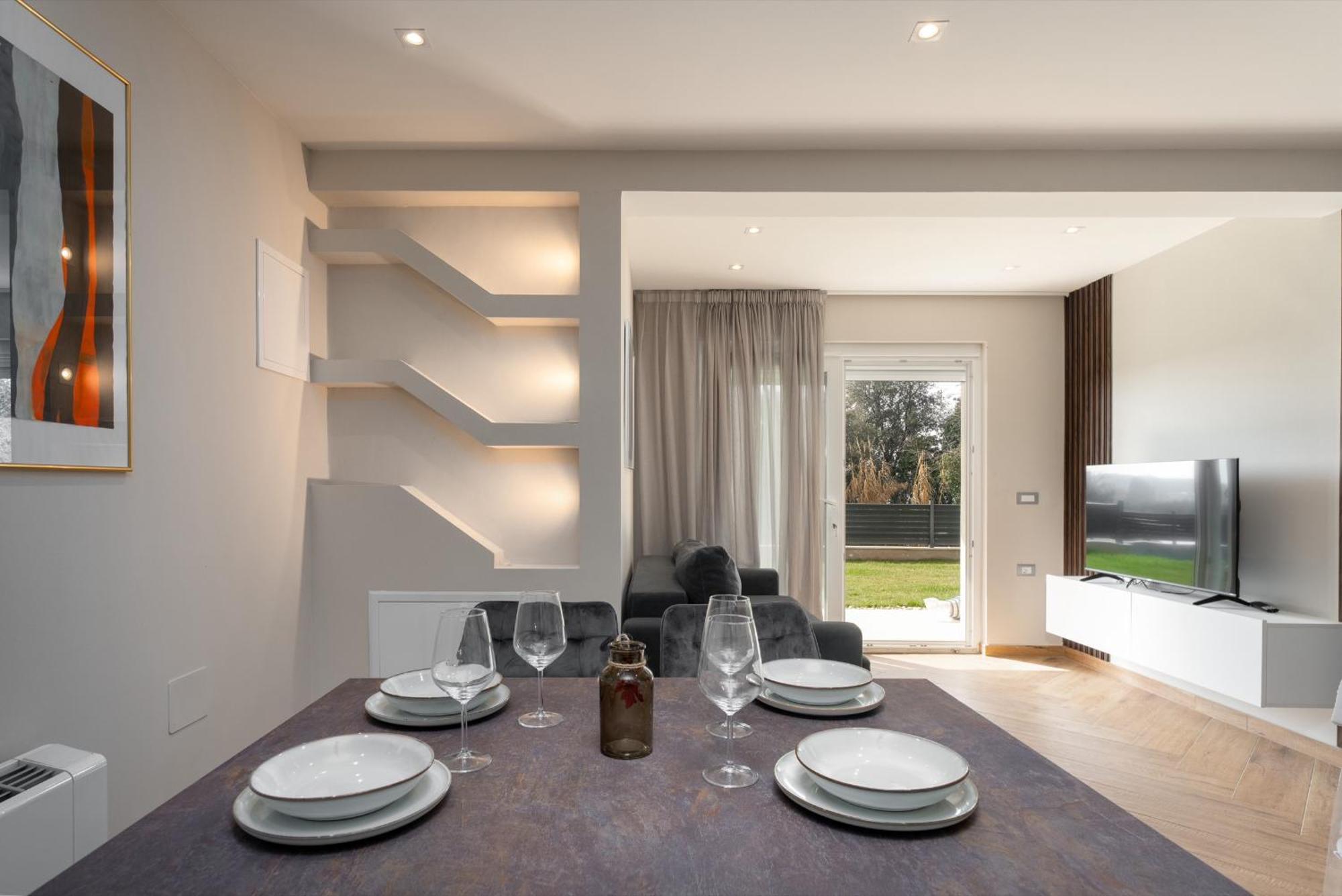 Larum Apartmens Vrsar Buitenkant foto