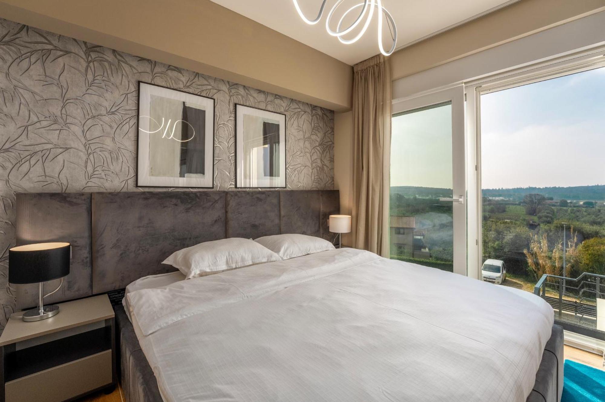 Larum Apartmens Vrsar Buitenkant foto