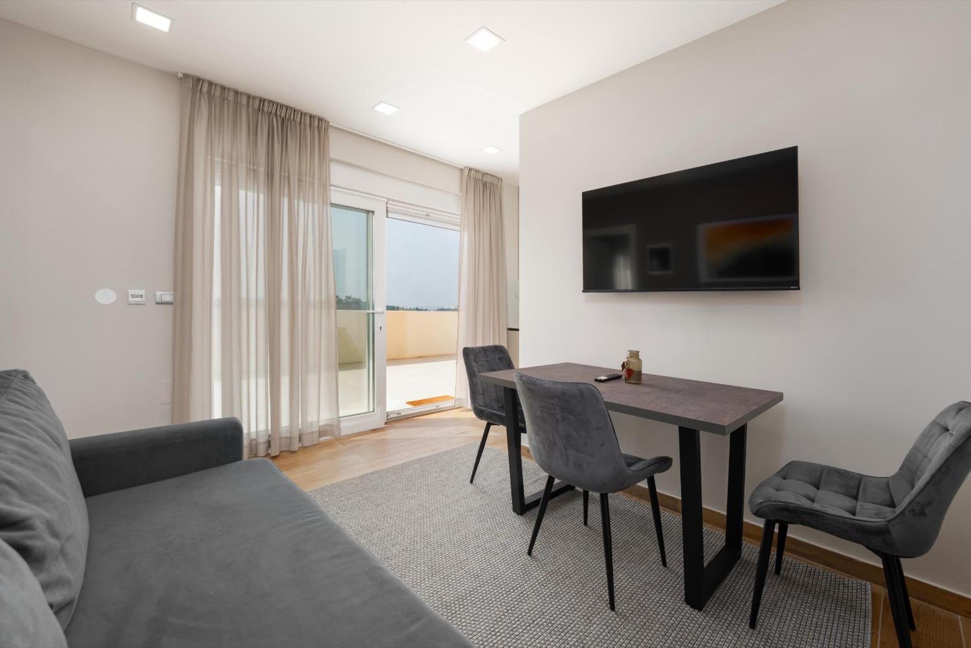 Larum Apartmens Vrsar Buitenkant foto