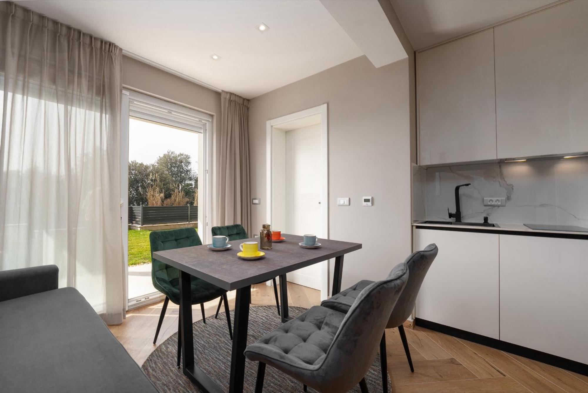 Larum Apartmens Vrsar Buitenkant foto