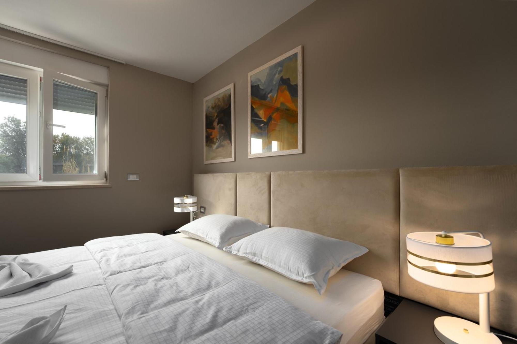 Larum Apartmens Vrsar Buitenkant foto