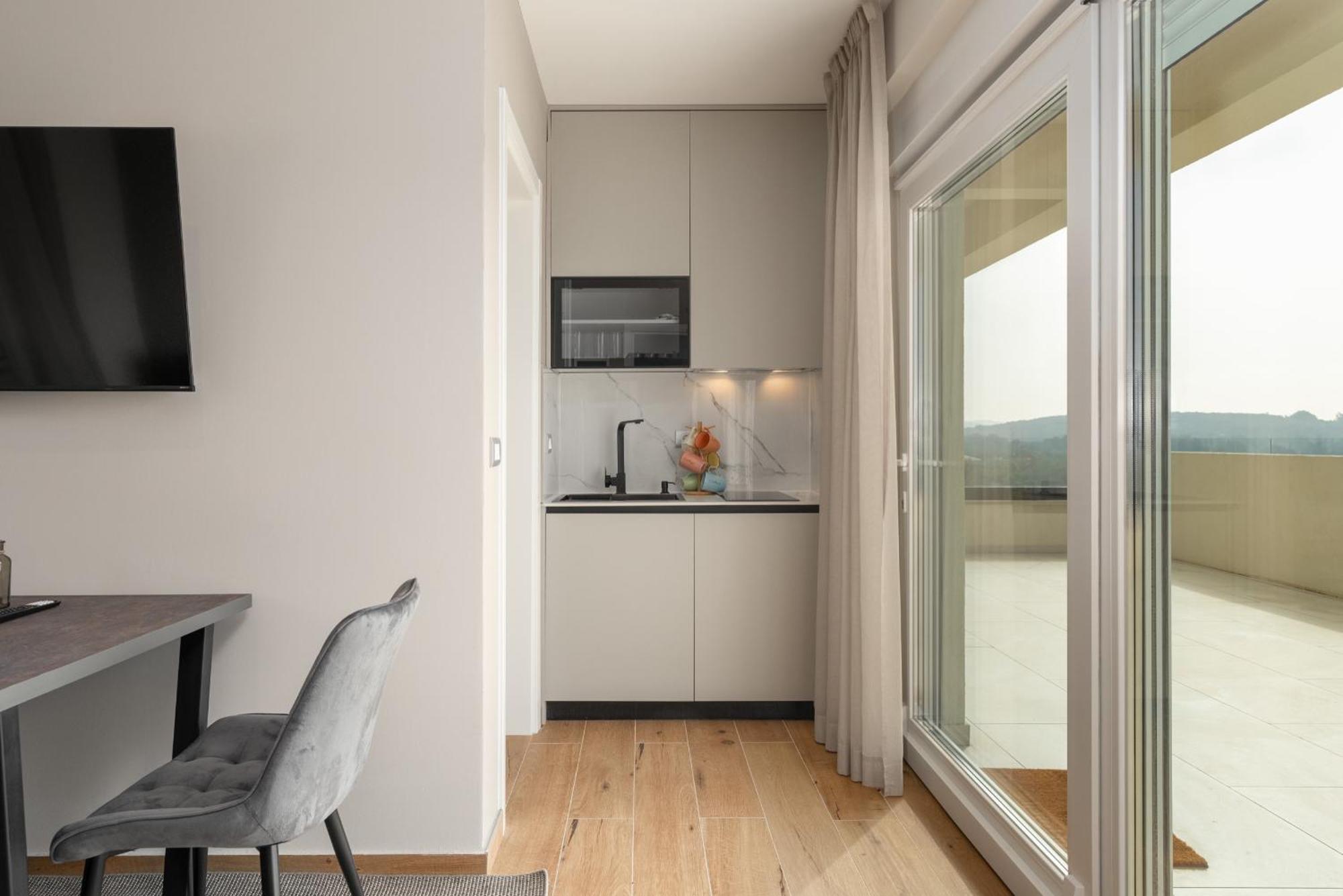 Larum Apartmens Vrsar Buitenkant foto