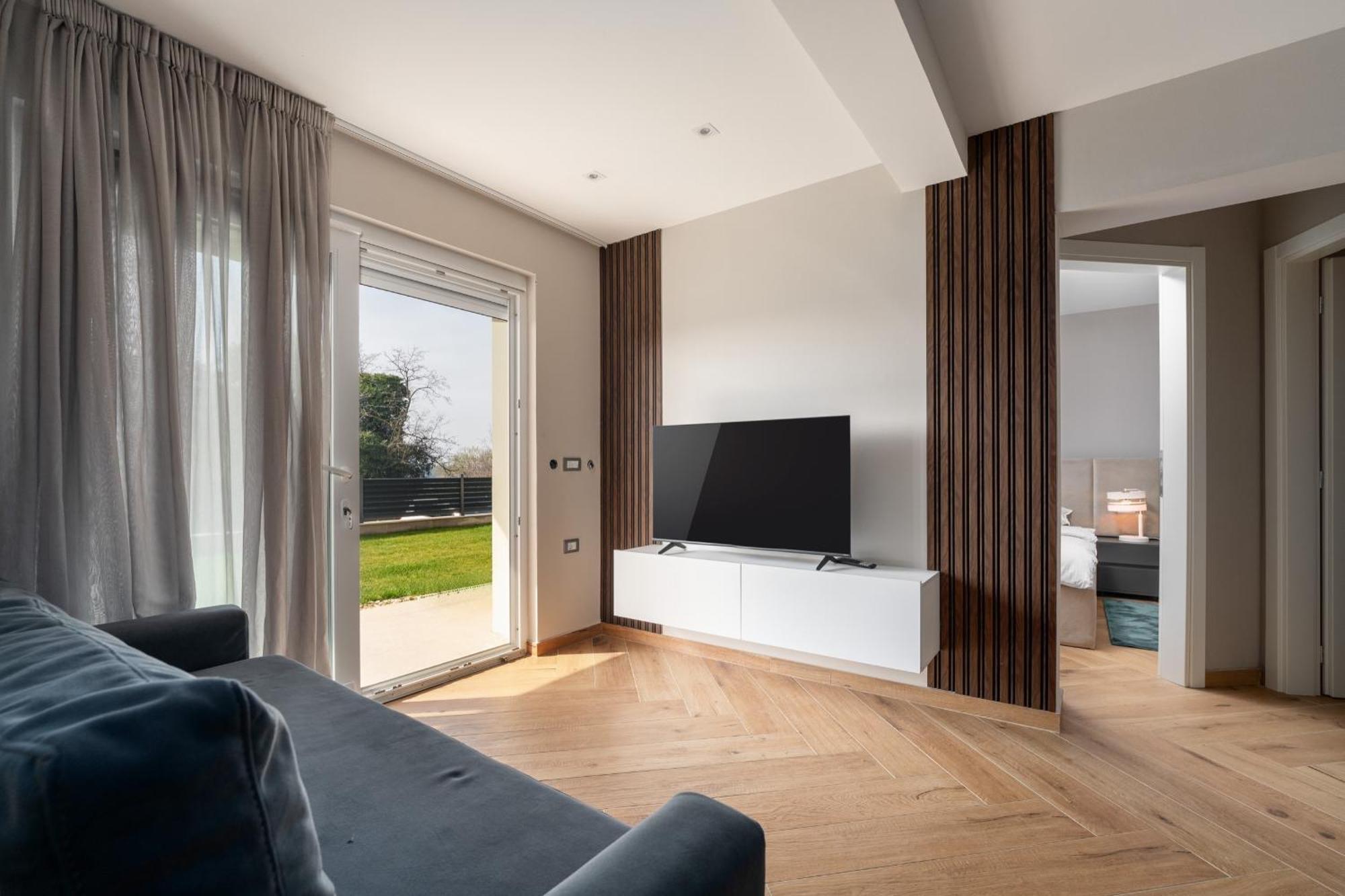 Larum Apartmens Vrsar Buitenkant foto