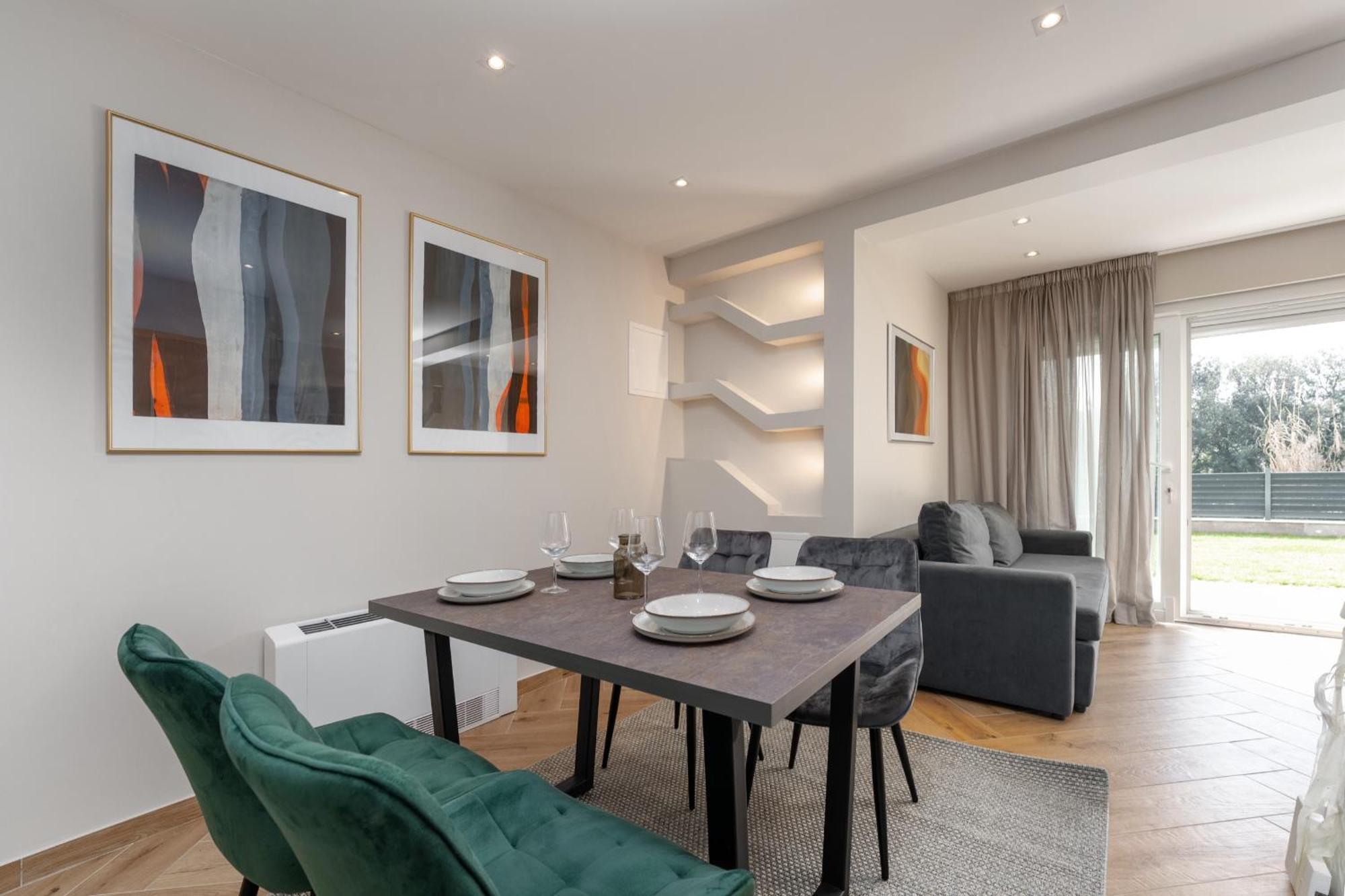 Larum Apartmens Vrsar Buitenkant foto