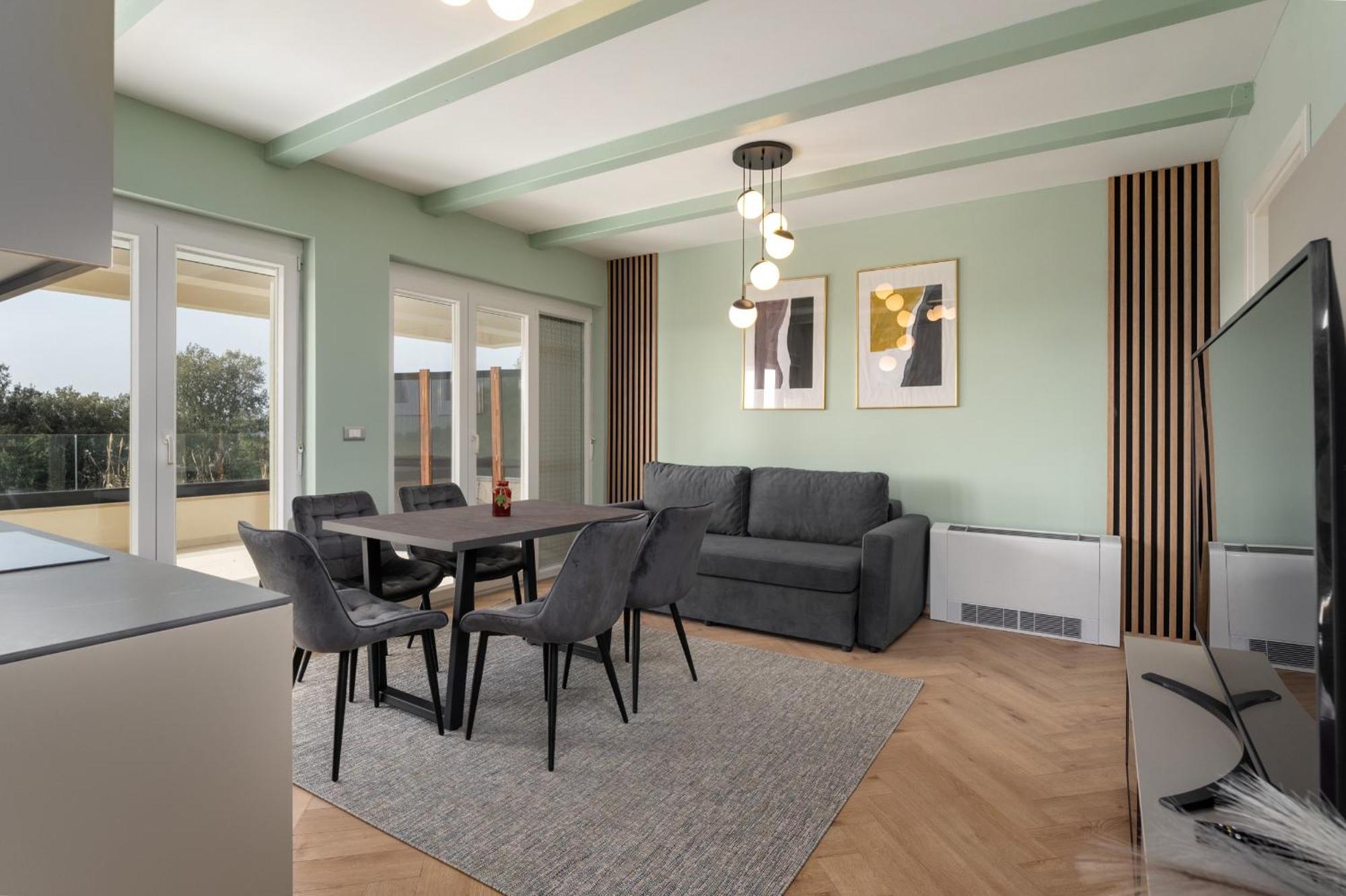 Larum Apartmens Vrsar Buitenkant foto