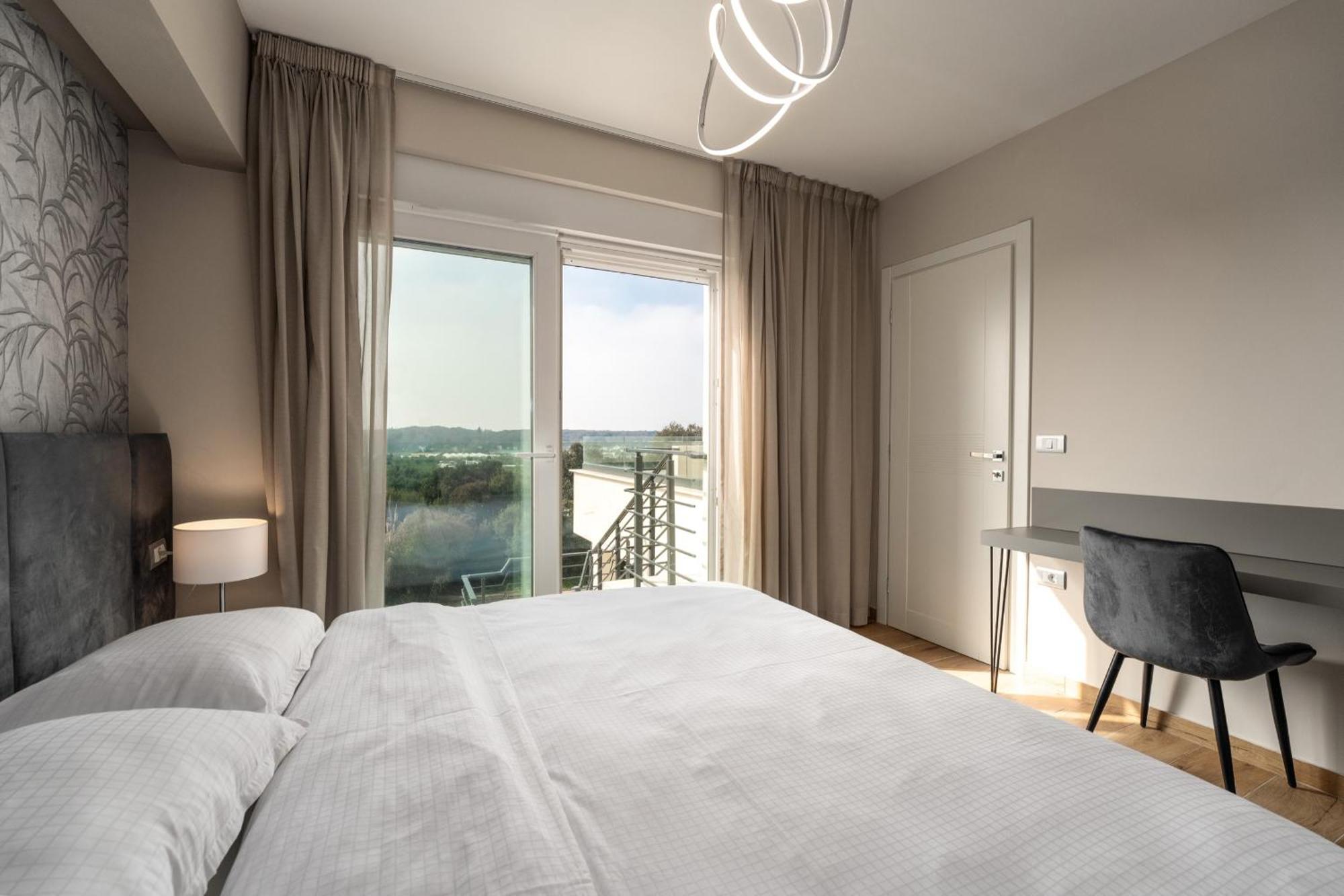 Larum Apartmens Vrsar Buitenkant foto
