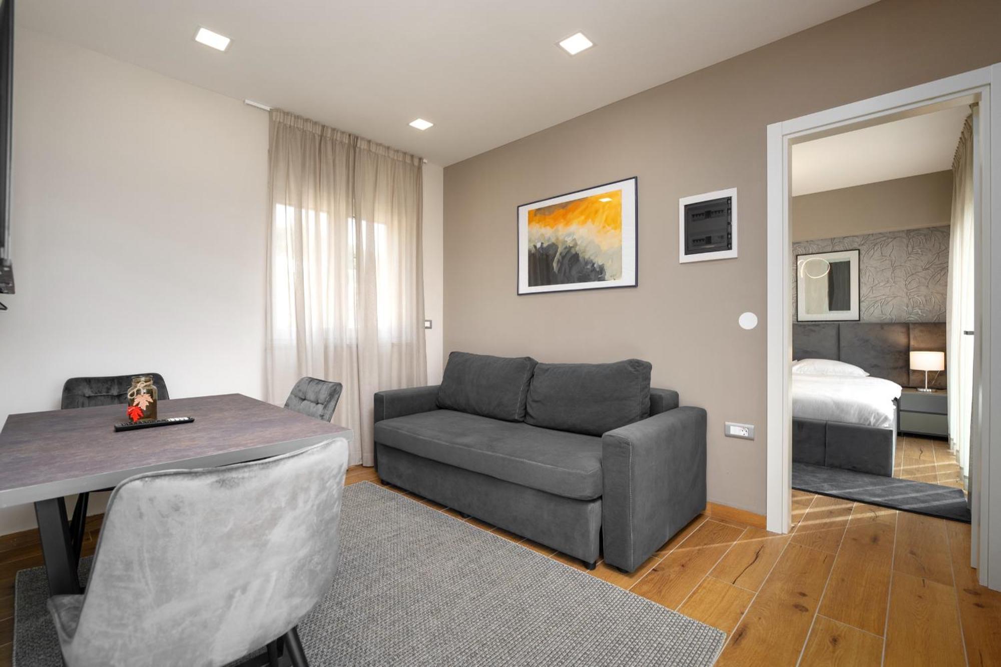 Larum Apartmens Vrsar Buitenkant foto