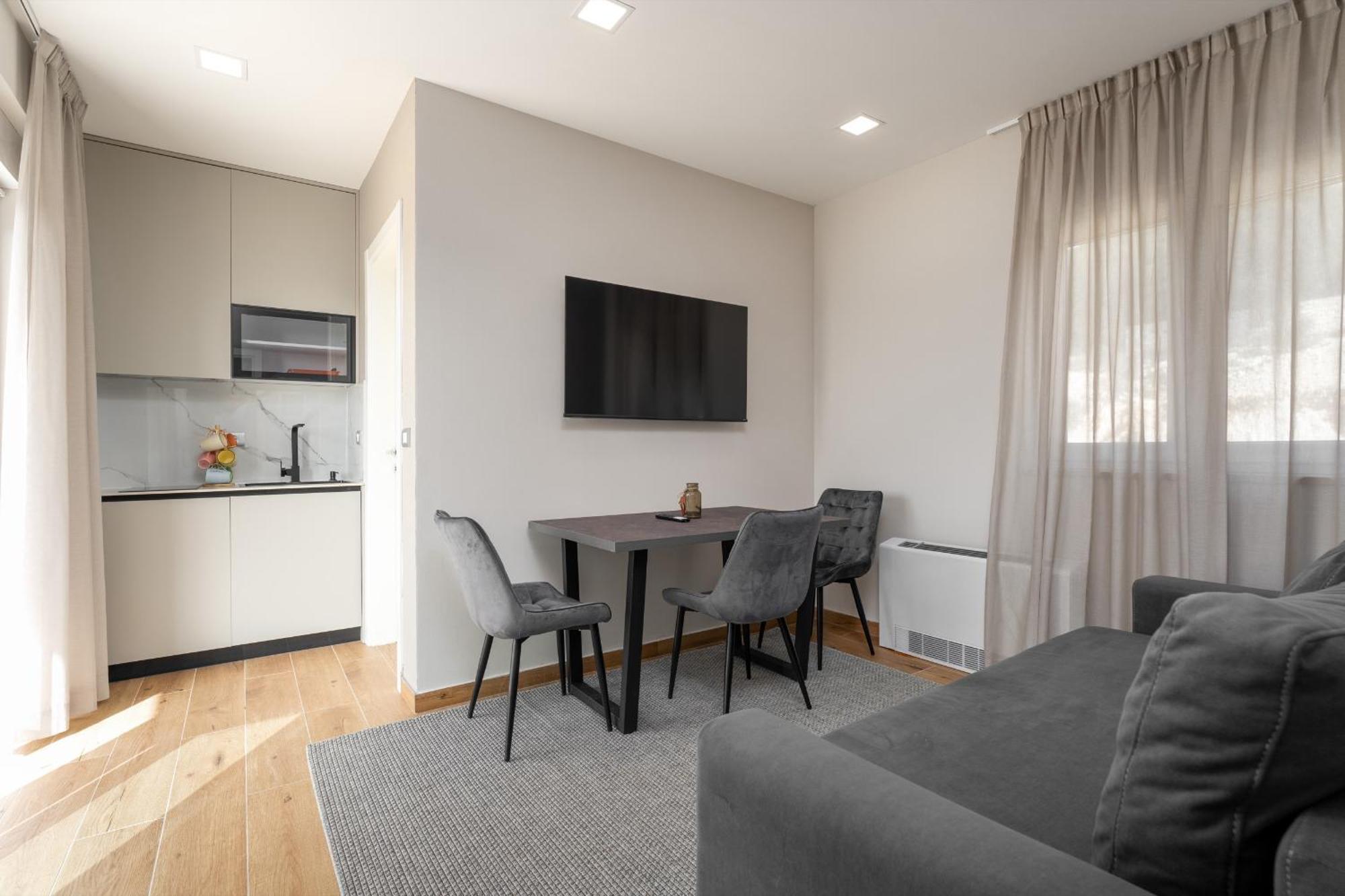 Larum Apartmens Vrsar Buitenkant foto