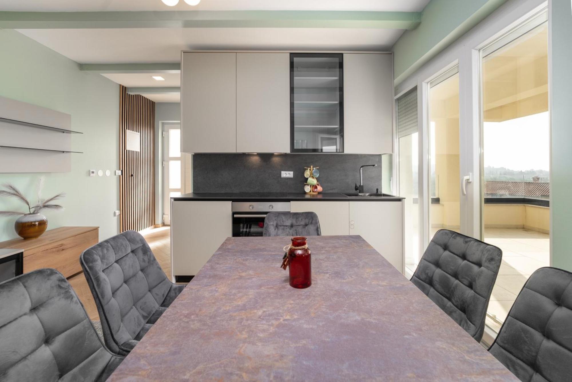 Larum Apartmens Vrsar Buitenkant foto
