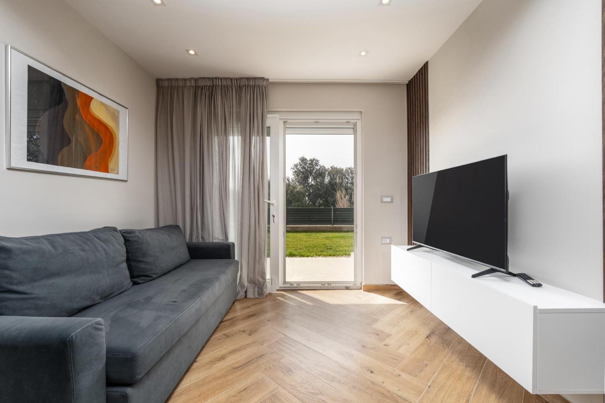 Larum Apartmens Vrsar Buitenkant foto