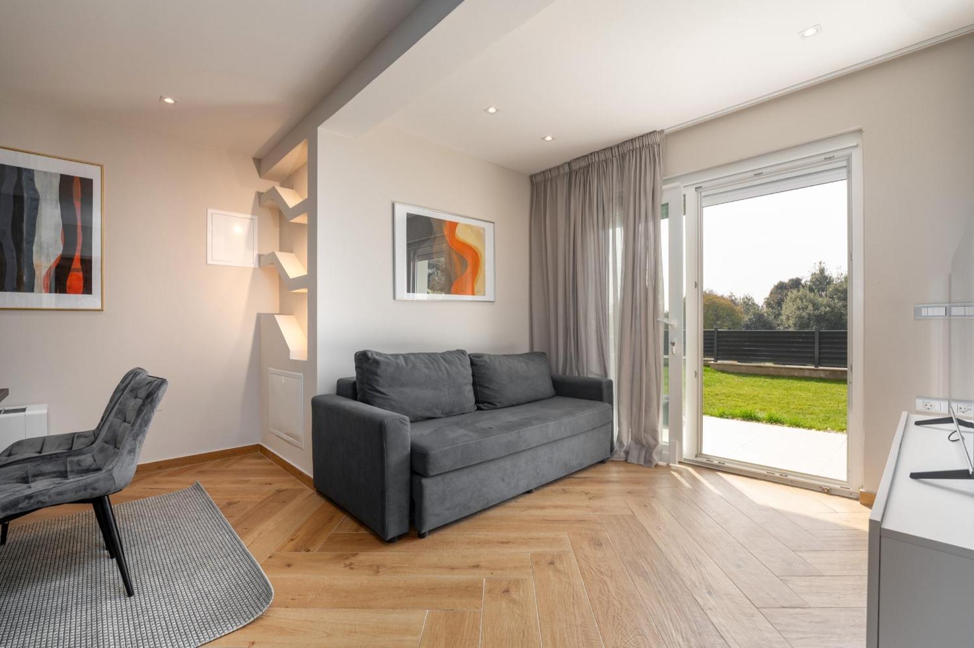 Larum Apartmens Vrsar Buitenkant foto