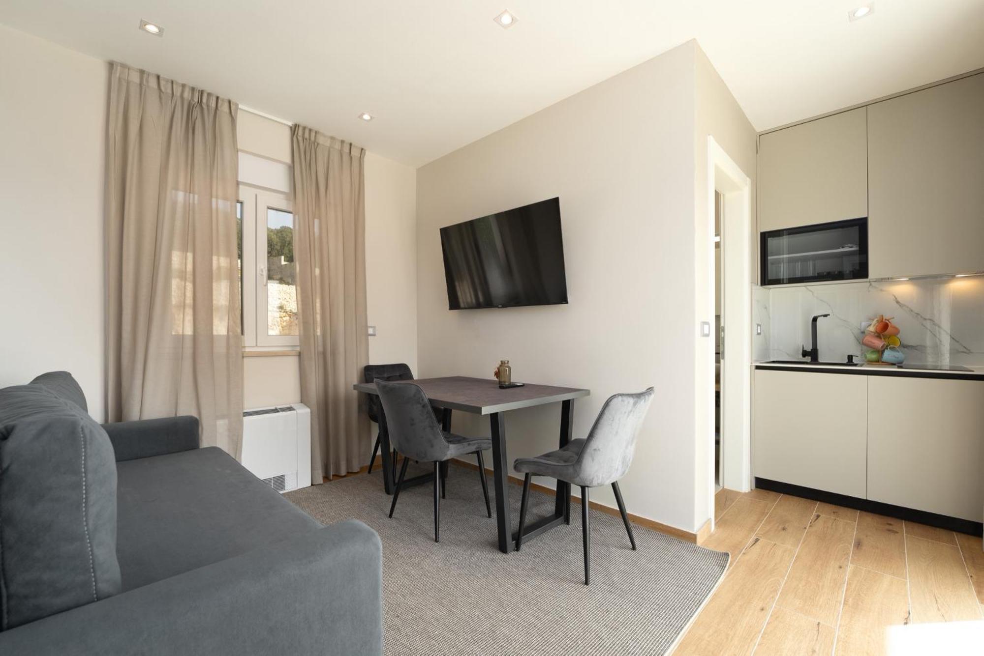 Larum Apartmens Vrsar Buitenkant foto