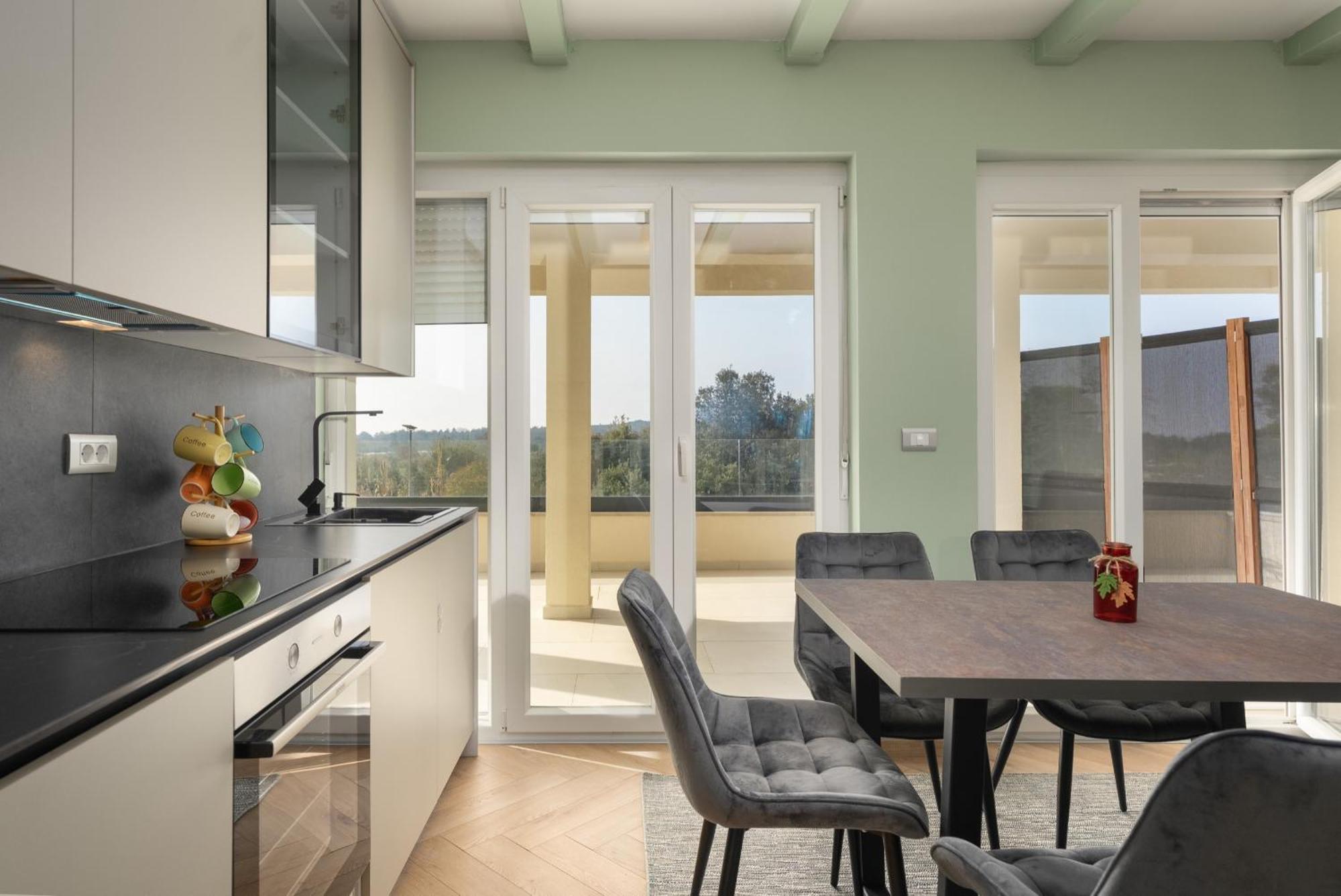 Larum Apartmens Vrsar Buitenkant foto