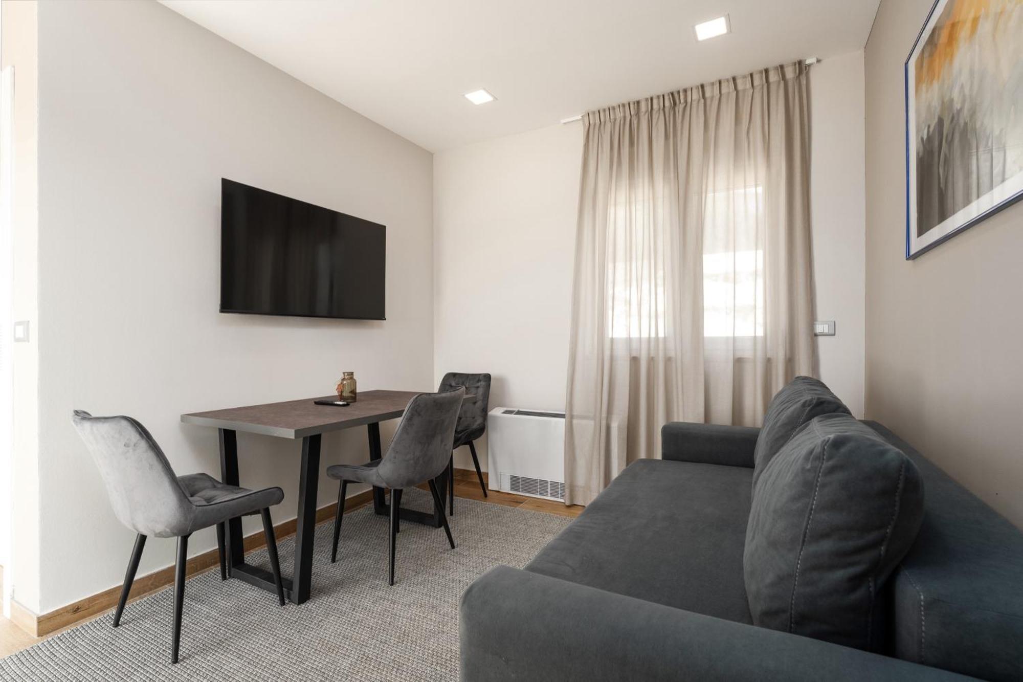 Larum Apartmens Vrsar Buitenkant foto