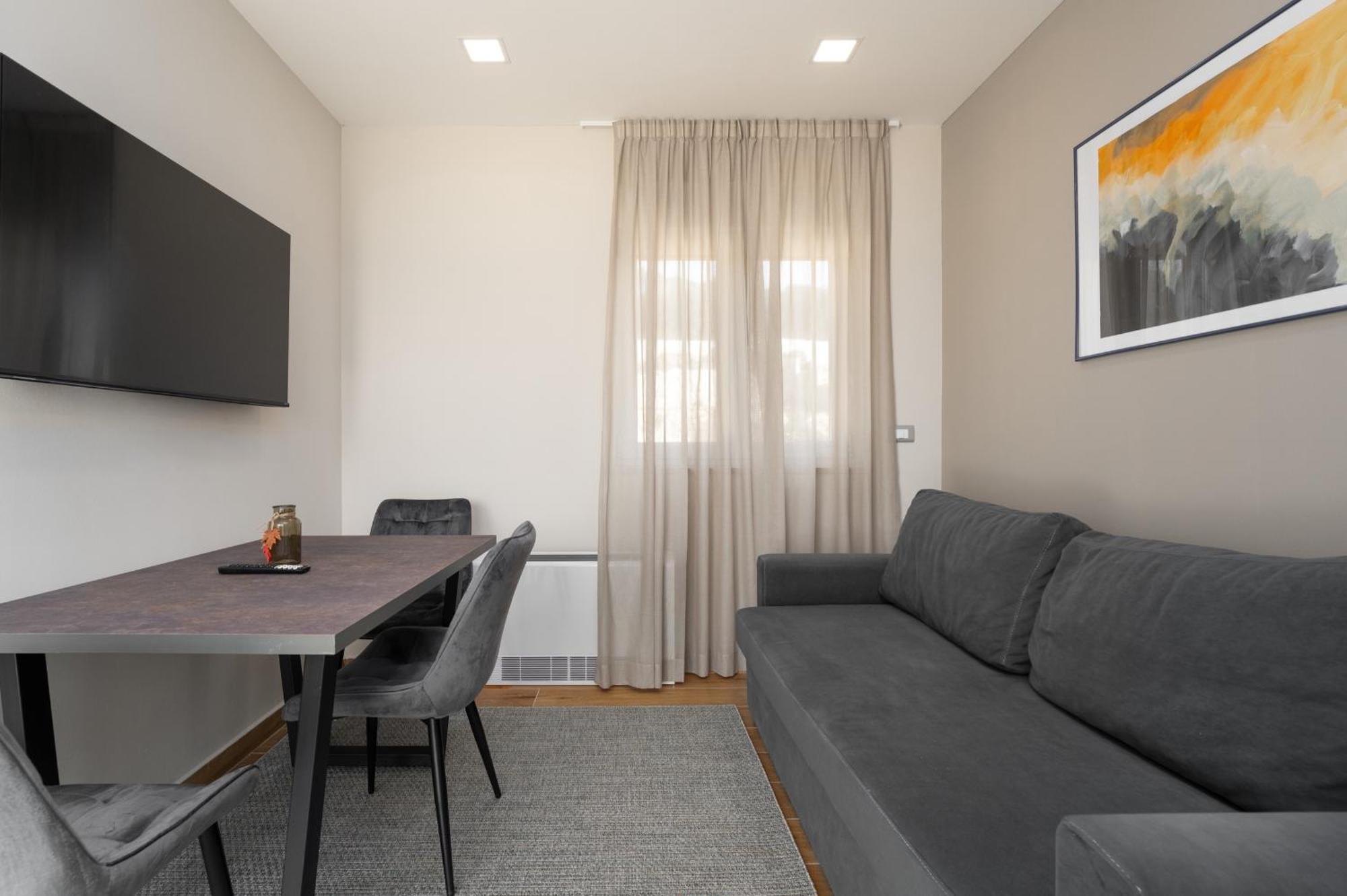 Larum Apartmens Vrsar Buitenkant foto