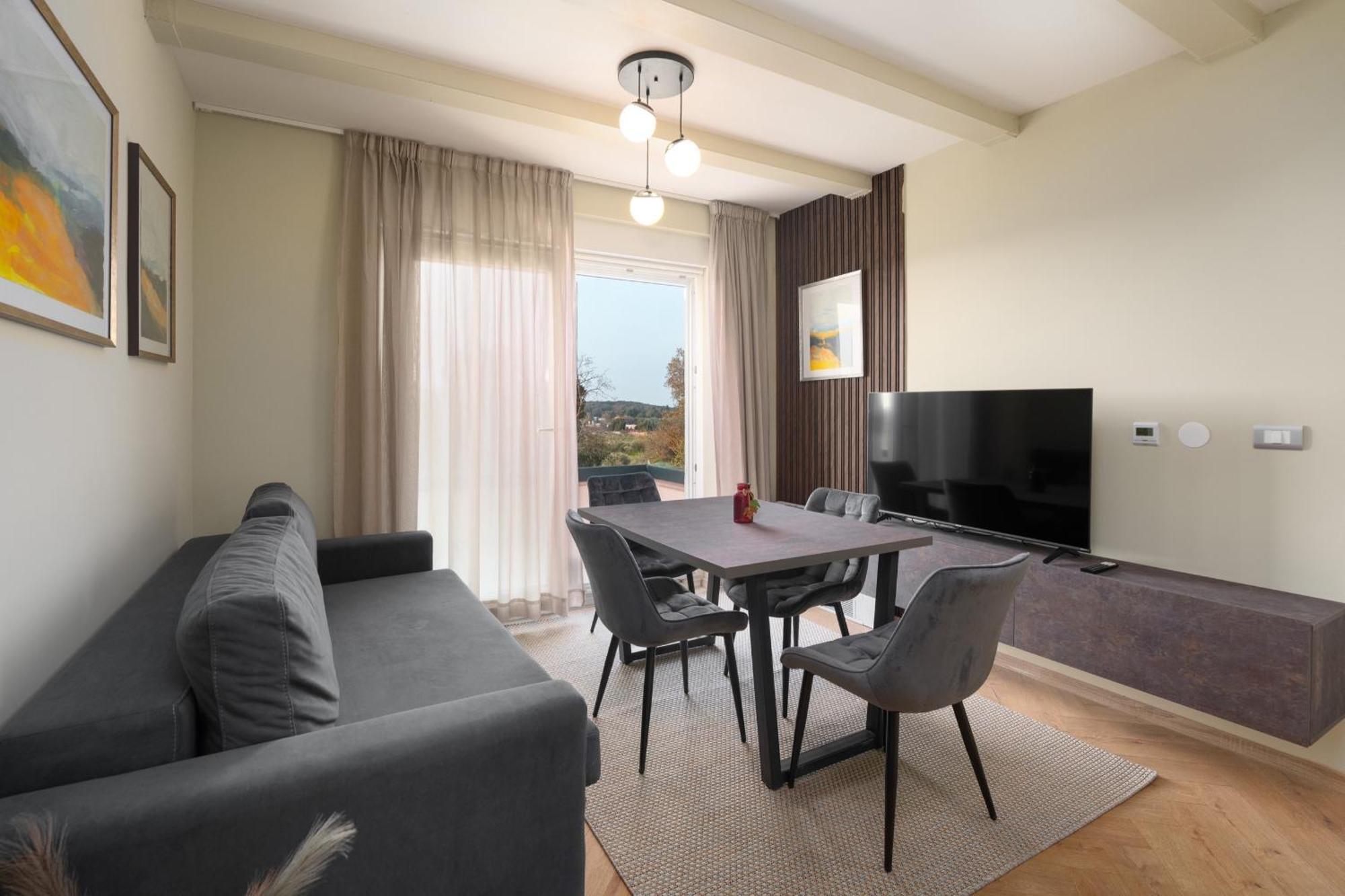 Larum Apartmens Vrsar Buitenkant foto