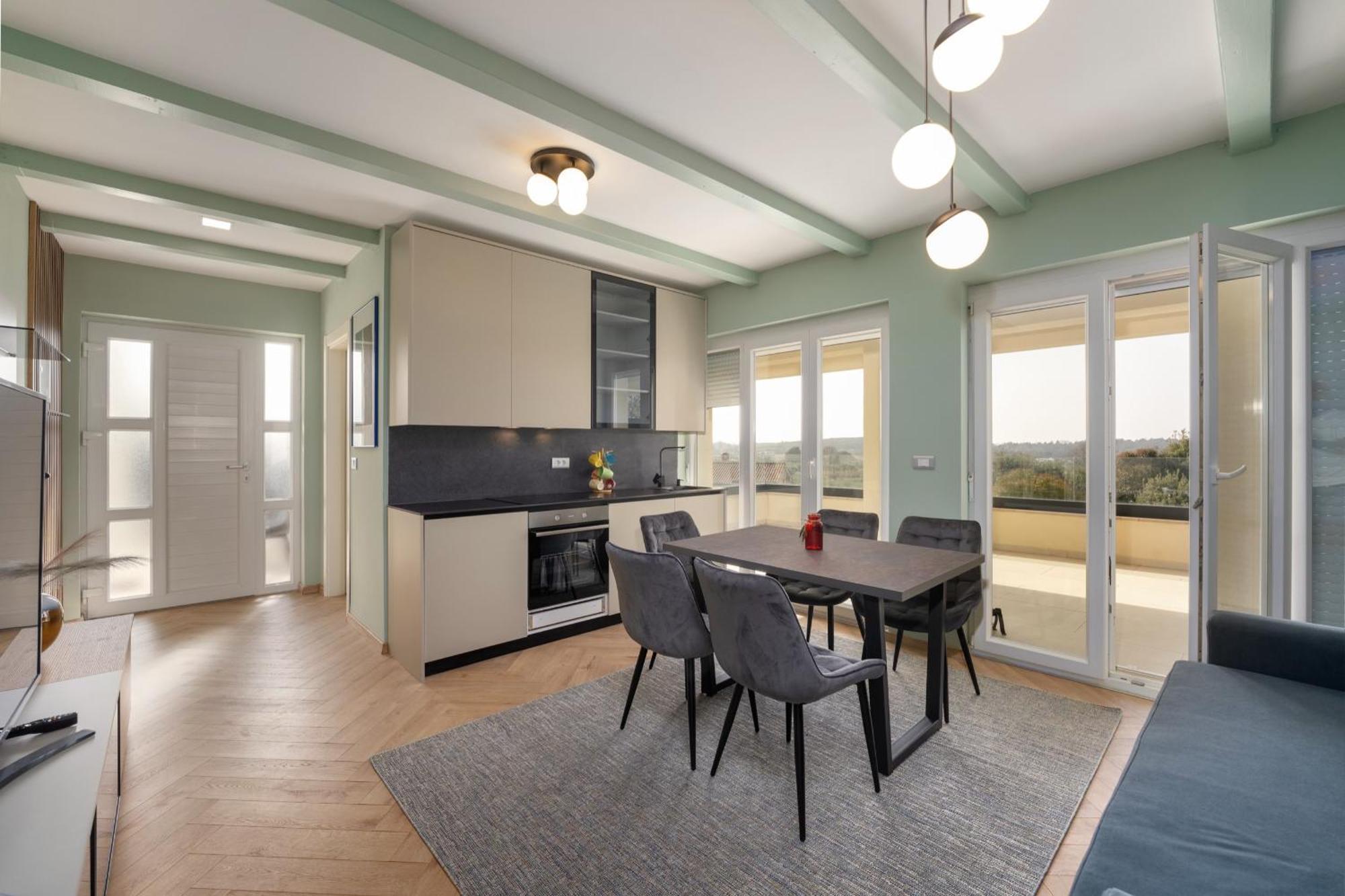Larum Apartmens Vrsar Buitenkant foto